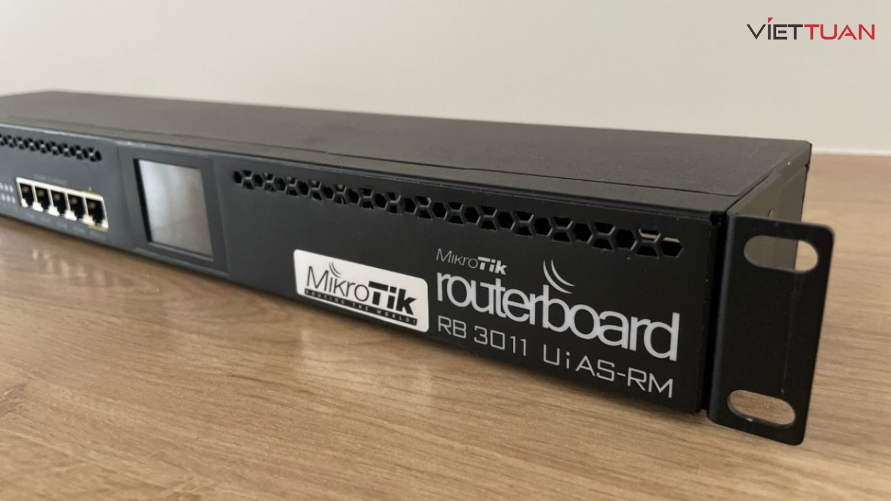 router-mikrotik-rb3011uias-rm-1 Sản phẩm được trang bị thêm màn hình LCD cảm ứng