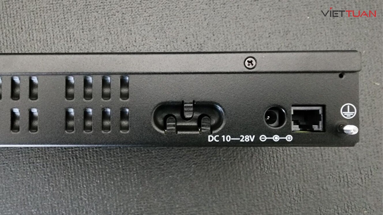 router-mikrotik-rb3011uias-rm-3-1 Cổng nguồn trên thiết bị Router MikroTik RB3011UiAS-RM